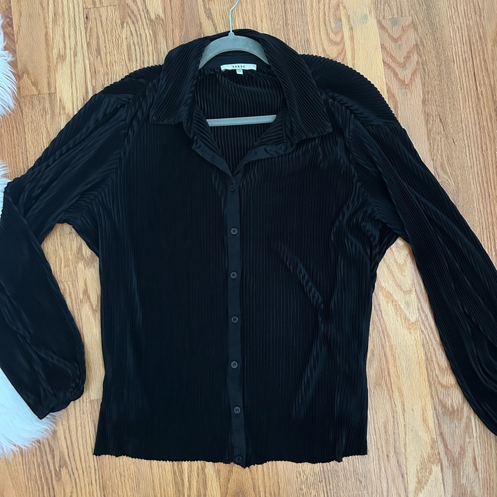 Black silky ribbed button down blouse with pleated sleeves #work #buttondown
